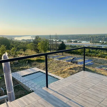 Kuca Sa Pogledom * سرمسكي كارلوفيتش